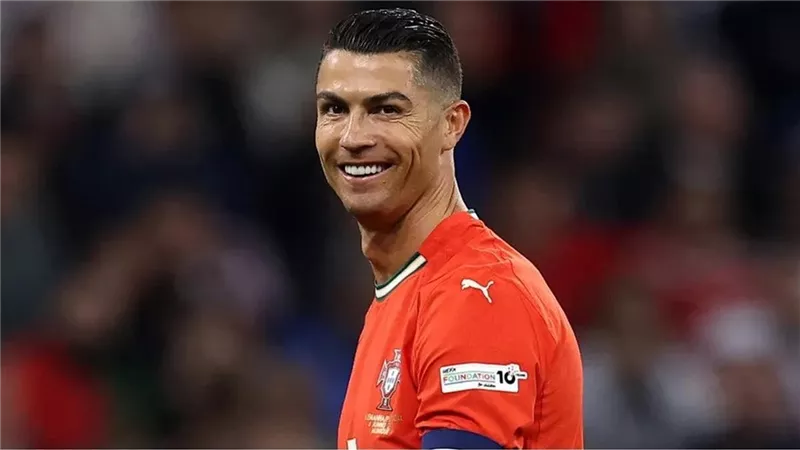 كريستيانو رونالدو يقترب من وداع كرة القدم بعد 25 عامًا من التضحيات