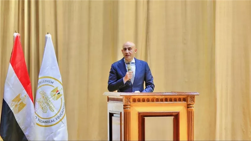 وزير التعليم ينفي حفظ جزأين من القرآن سنويًا ويحدد فرص البكالوريا و183 يوم دراسة
