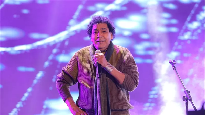 محمد منير يعود من ألمانيا ومصادر تنفي تعرضه لوعكة مفاجئة