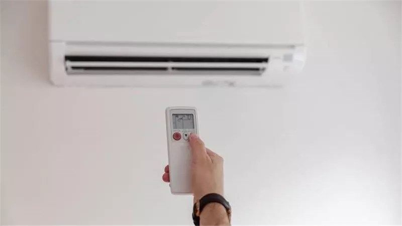 باحثون إسبان يطورون مادة تبرد الأسطح حتى 12.9 درجة دون كهرباء بتقنية الإشعاع الحراري