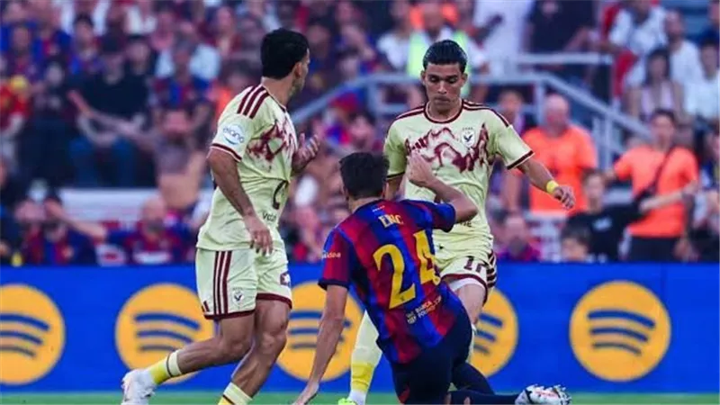 برشلونة يحصد كأس خوان جامبر بفوز 2-1 على الأهلي وزيزو يقلص والشناوي يتألق