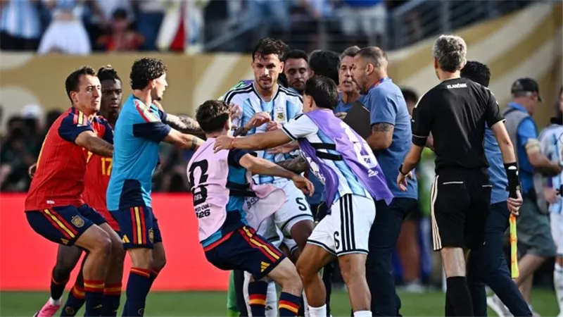 فيفا يعاقب الأرجنتين بعد نهائي كأس العالم 2026.. غرامة 321 ألف دولار وإيقاف باريديس ومولينا