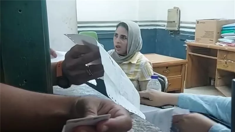 إيقاف موظفة تأمينات الهرم بعد فيديو تعديها على مواطن وإحالتها للتحقيق
