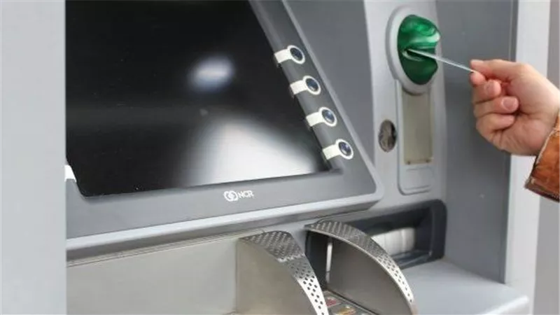 احتجاز البطاقة في ماكينة ATM.. 6 خطوات لاستعادتها وتأمين حسابك البنكي