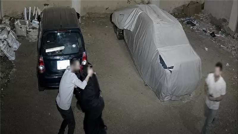 زوجة تنقذ زوجها من اعتداء وتطرح مهاجمًا بحركة تشبه المصارعة في فيديو متداول