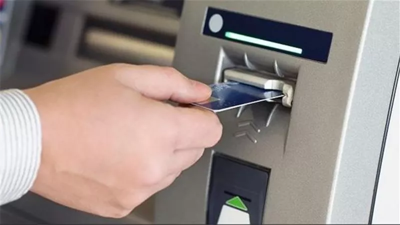 رسوم السحب من ATM بعد تثبيت الفائدة.. 3 إلى 7 جنيهات من ماكينة بنك آخر