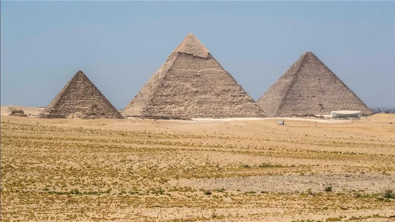 بالون ثابت بارتفاع 150 مترًا يظهر في محيط الأهرامات لتحسين تجربة السائحين