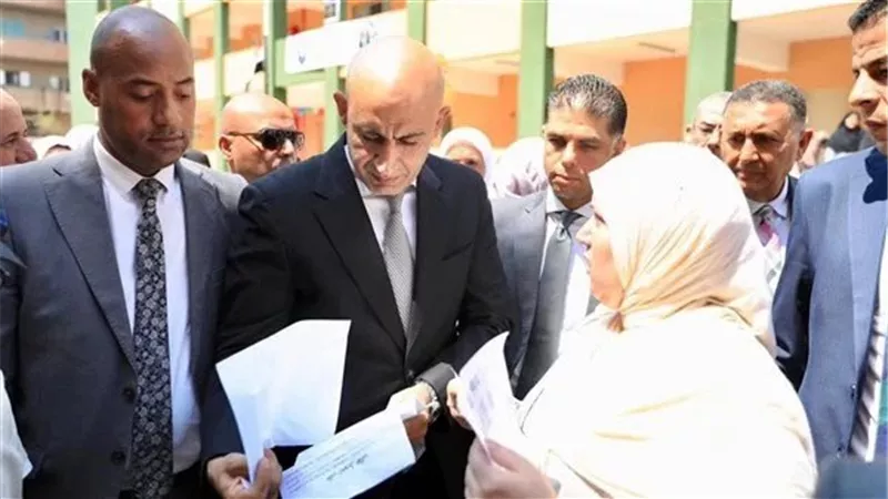 وزير التعليم بالقليوبية: نقل أبناء سيدة لمدرسة قريبة وافتتاح مشروعات تعليمية ومداعبة طالب