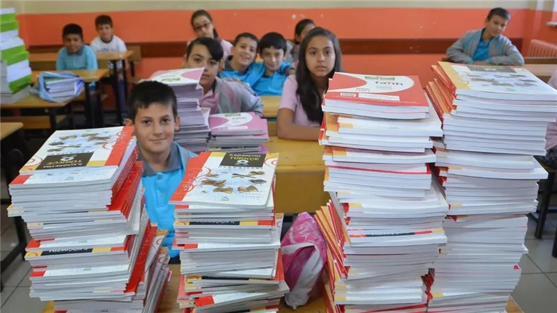 الكتب المدرسية 2026-2027.. تسليمها من أول يوم دون ربطها بالمصروفات وفئات بلا كتب مطبوعة