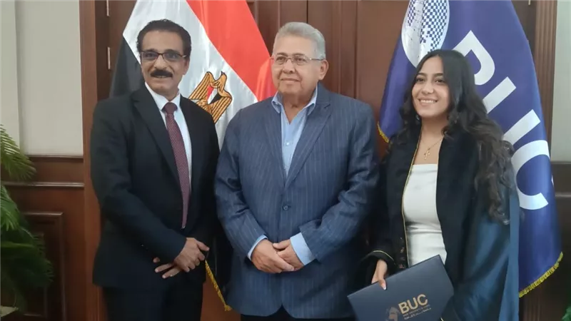 جومانا كمال تتسلم شهادة تخرجها بنفس فستان الأزمة وتصف تكريمها بـ«رد اعتبار» 