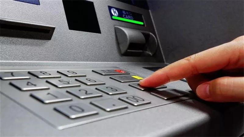 رسوم السحب من ATM وحد الـ30 ألف جنيه.. كم مرة يسمح البنك بالسحب يوميًا؟