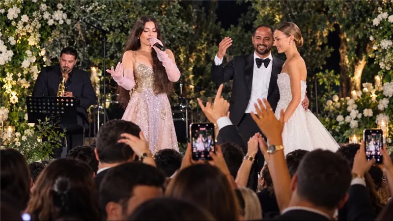 هيفاء وهبي تسقط على المسرح بحفل زفاف نجل جوليا بطرس.. أول تعليق منها 
