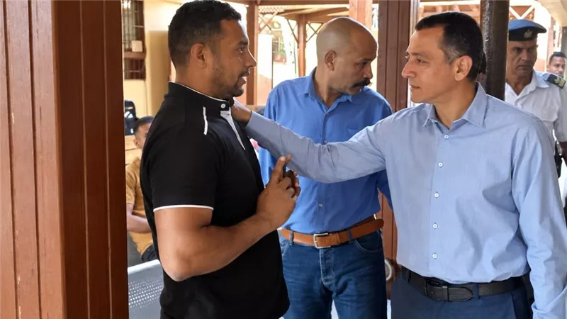 واقعة  تحدي محافظ أسوان داخل الشهر العقاري.. من المسؤول عن الموظفين ودفتر الحضور وحدود صلاحيات المحافظ؟