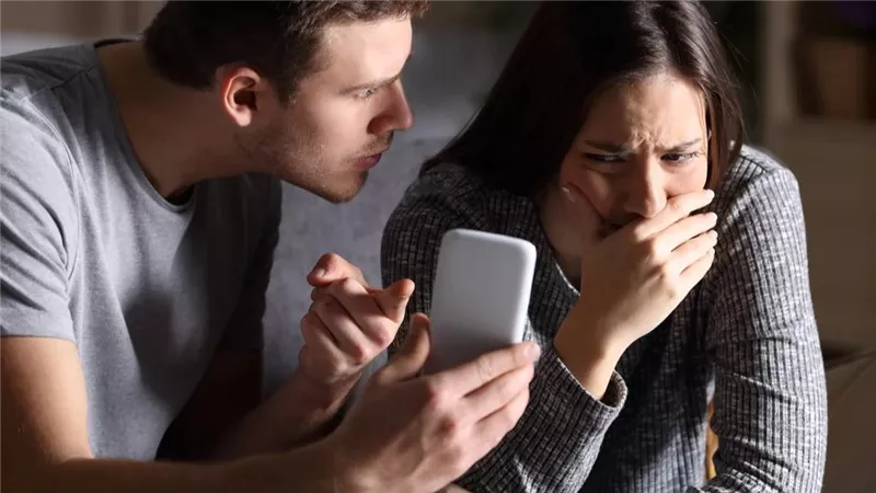 فيديو تعدي زوج على زوجته واتهامها بالخيانة عبر واتساب قديم منذ عامين وأعيد نشره للمشاهدات