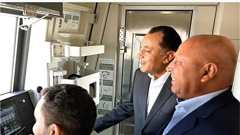 رئيس الوزراء: زيادة إنتاج الدواء محليًا.. وتفقد المرحلة الأولى من الخط الرابع بطول 19 كم
