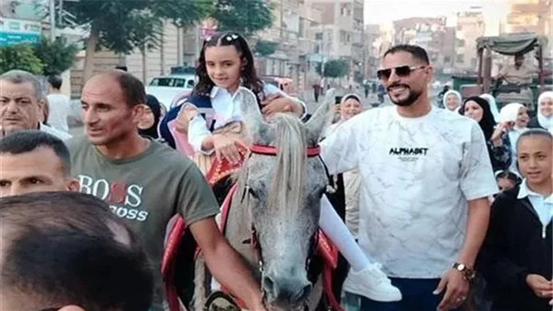 ياسمين عز تروي مشهد طالبة ذاهبة للمدرسة على حصان وسط تجمع المواطنين في أول أيام الدراسة