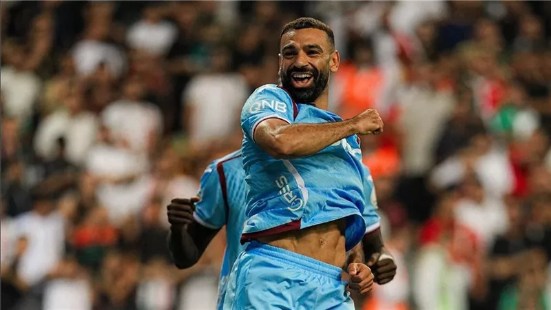 زميل محمد صلاح يتغنى بتألقه بعد خماسية طرابزون.. ماذا قال إرنست موتشي عن النجم المصري؟