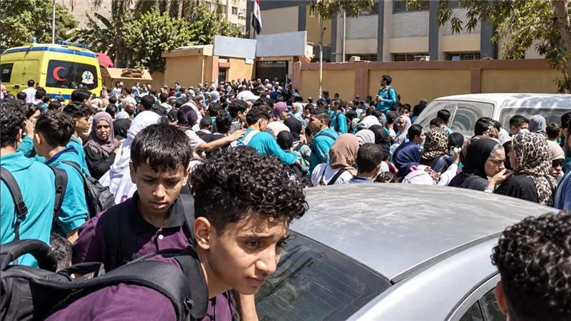 مصادر: تدافع الأهالي أسقط بوابة دار السلام.. 7 إصابات و6 خرجوا وطالب بالمستشفى ولا وفيات