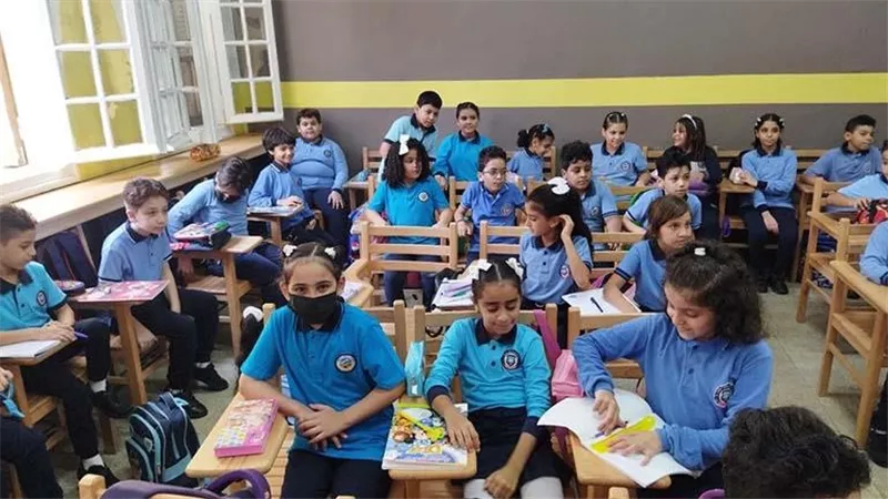 حرارة الفصول وزحام البوابات يثيران شكاوى الأهالي.. والتعليم تكشف حقيقة واقعة دار السلام