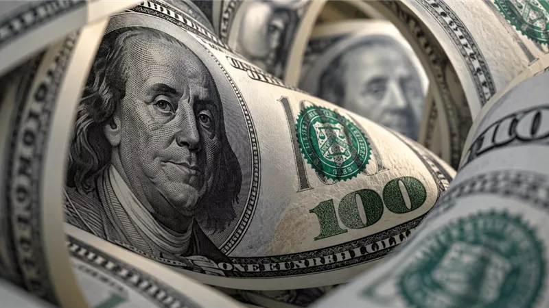 سعر الدولار اليوم بالبنوك والسوق الموازية.. 52.37 جنيه في بنوك كبرى وفارق لافت خارج البنوك