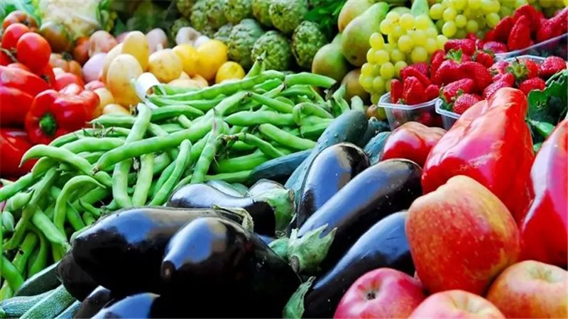 أسعار الخضراوات والفاكهة اليوم الجمعة.. الطماطم من 10 جنيهات والبطاطس 12 والمانجو حتى 110