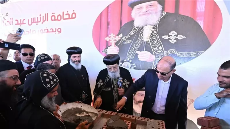 البابا تواضروس ومحافظ المنيا يضعان حجر أساس كاتدرائية جديدة بدير البهنسا ويفتتحان مباني خدمية