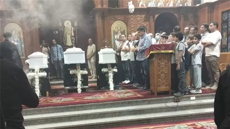 تشييع جثامين 3 أطفال ضحايا حريق شقة بطنطا من كنيسة مار جرجس.. ووالدتهم بالعناية المركزة