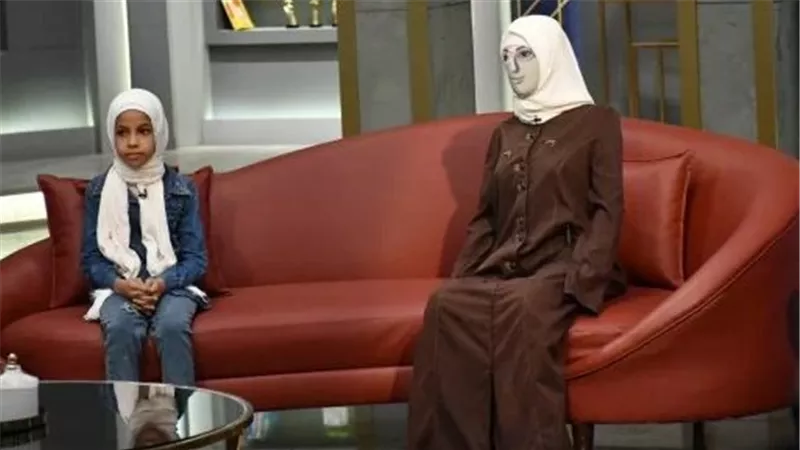 انتقادات لحلقة عمرو الليثي بعد تقديم نور مكي وروبوت «يسر» كاختراع بالذكاء الاصطناعي
