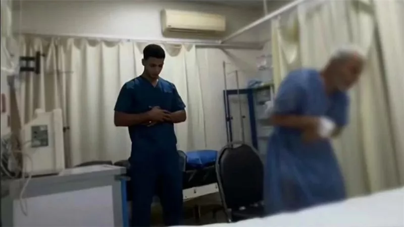 وفاة المسن صاحب واقعة الصلاة بالتزامن مع تكريم الممرض علي محمد بمنحة ومكافأة