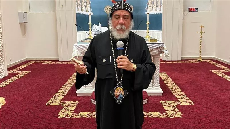 الأنبا كاراس أسقف إيبارشية مطروح يشارك أول اجتماع لموظفي العلمين الجديدة بعد صلاة العشية