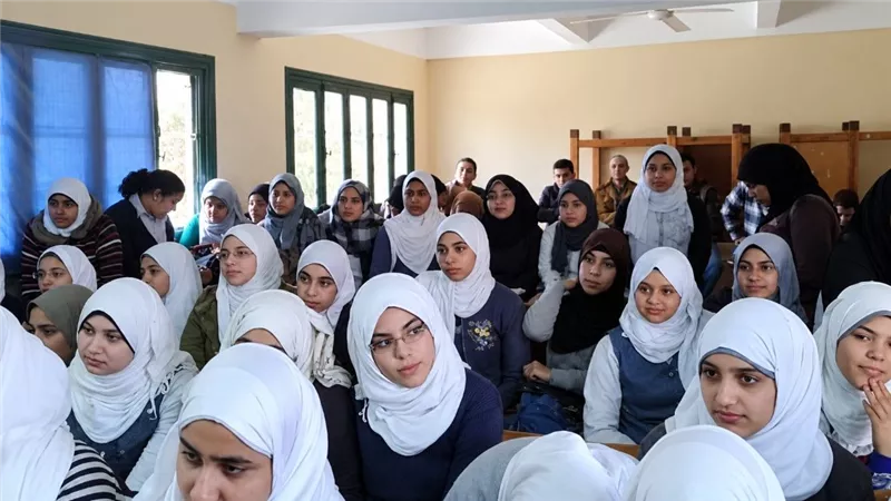طلاب دهشور يتهمون مدير المدرسة بطردهم وقطع حقائبهم بسبب اختيار الثانوية العامة بدل البكالوريا