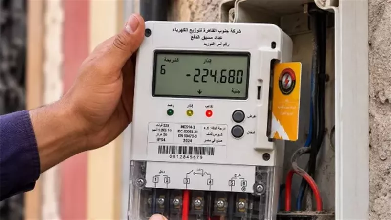 شحن كارت الكهرباء من الموبايل أم مركز الشركة؟ فرق الرسوم والإجراءات قبل إضافة الرصيد للعداد