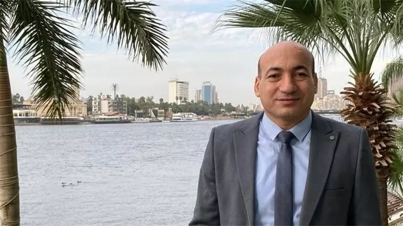 نادر شكري ينتقد منع طالبة بجامعة بنها.. ومدونة السلوك تحظر البناطيل المقطعة والتصوير