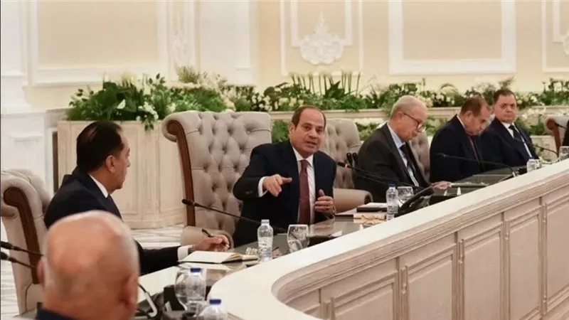 السيسي يسأل عمدة السرارية عن زواج القاصرات ويشيد بتجربته.. 1300 متسابق و150 أسرة ولجنة لمواجهة الشائعات