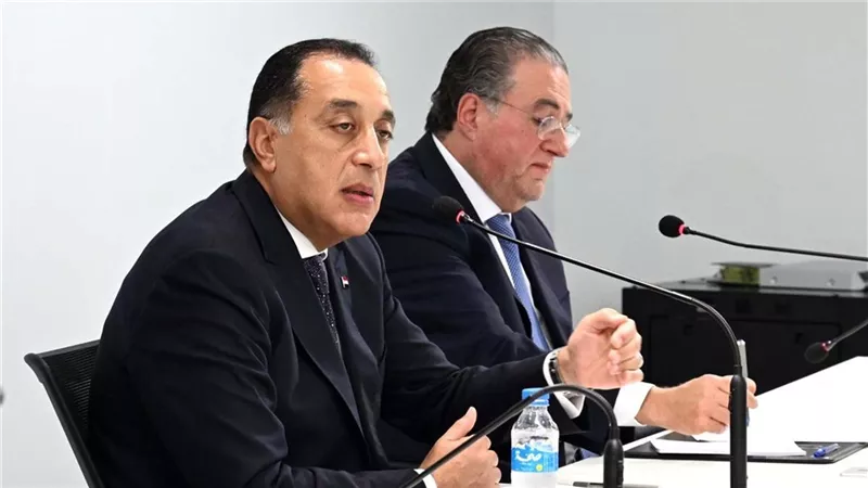 الحكومة: نمو الاقتصاد 5.1% وتوجيهات بمراقبة الأسواق وعدم رفع الأسعار رغم تجاوز النفط 100 دولار