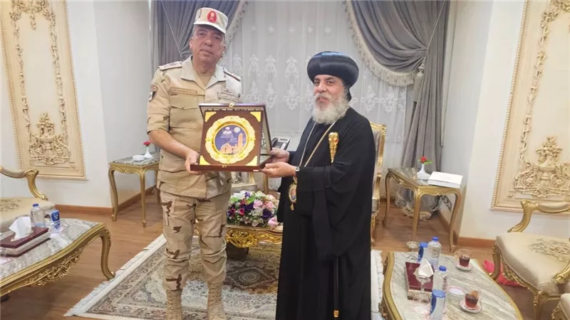 الأنبا أبوللو يزور قيادة الجيش الثالث الميداني ويهنئ قائده الجديد