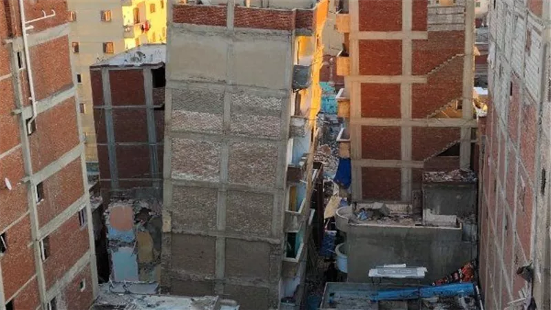 عقار المازني بالإسكندرية أمام الإزالة.. إخلاء السكان بعد زيادة الميل وقرار ترميم سابق لم يُنفذ