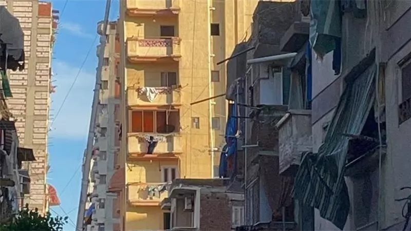 الإسكندرية تتحرك بعد ميل عقار بأمبروزو.. إخلاء وقطع المرافق ولجنة هندسية توصي بإزالة 5 طوابق