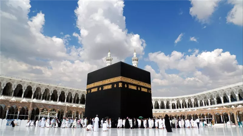 استغاثة من أمام الكعبة بسبب سبيكة ذهب.. شاب يطالب باستردادها بعد واقعة في بني سويف