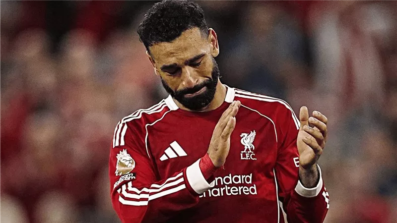 حكم غيابي يوقف رخصة محمد صلاح 6 أشهر في إنجلترا بسبب واقعة سيارته