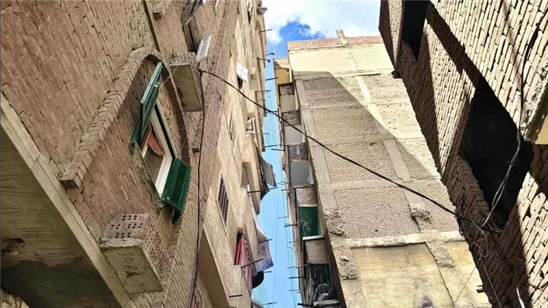 تطورات عقاري الإسكندرية المائلين.. إزالة 5 طوابق بأمبروزو وتدعيم عقار كرموز قبل هدمه بالكامل