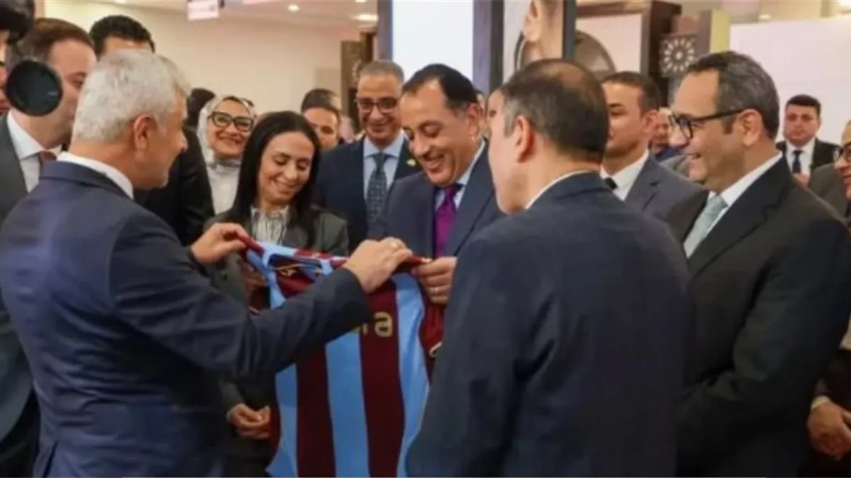 مسؤول تركي يهدي مدبولي قميص طرابزون باسم محمد صلاح  
