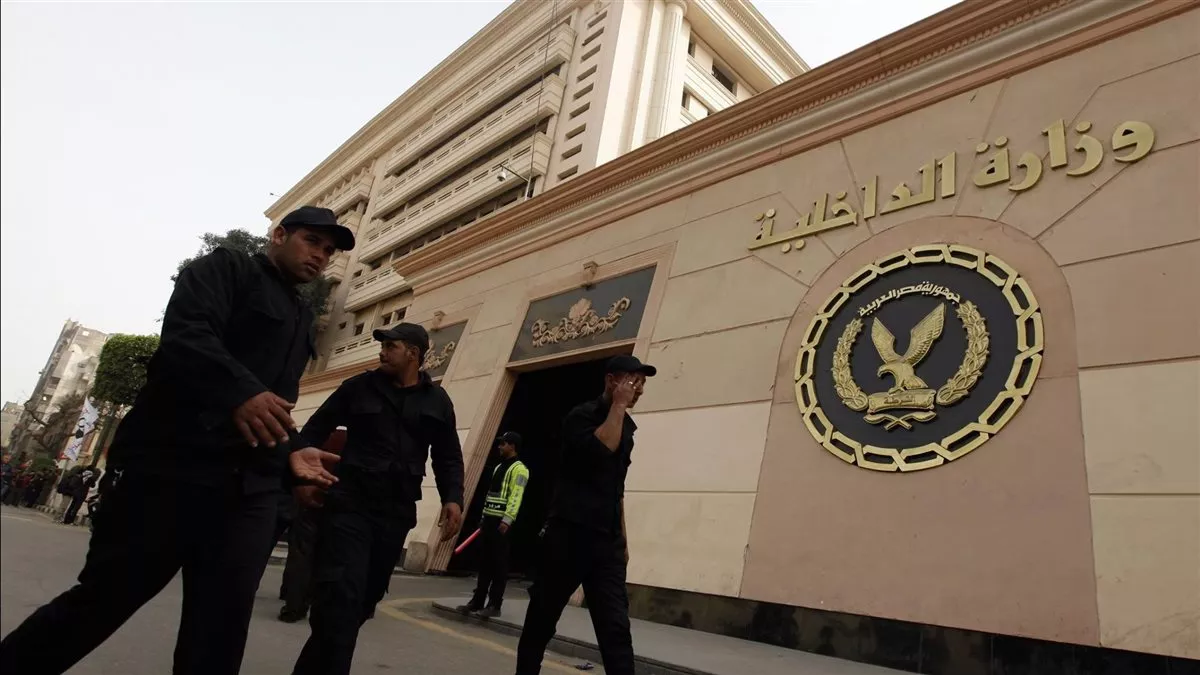 القبض على شخص بالمحلة لنشر فيديوهات رقص بملابس نسائية 