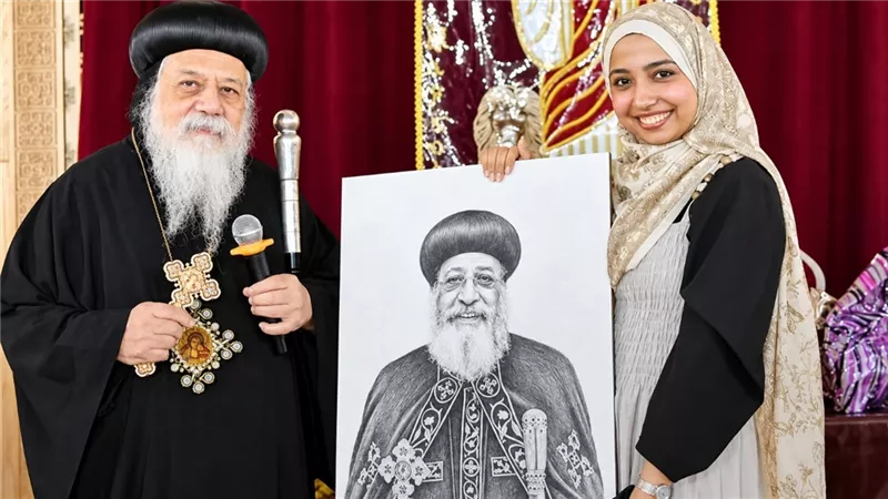 بعد رسمها بورتريه للبابا تواضروس.. مطران ملوي يكرم شيماء في احتفالية الزيارة التاريخية