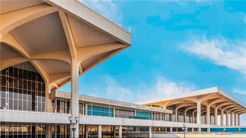 سقوط مقذوف قرب مطار الدمام بعد هجمات الرياض.. بيان التحالف والإصابات وموقف الرحلات