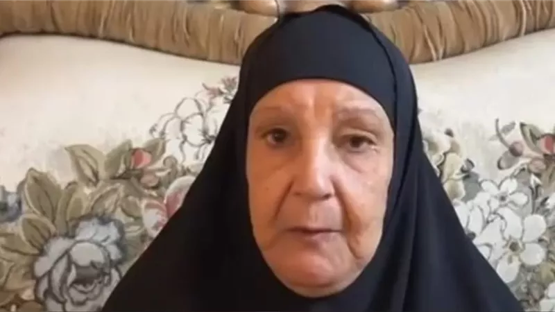 حماتها متوفاة منذ 23 عامًا.. سيدة مسنة تشكو أزمة معاشها وإصابتها ومطالبتها بالسفر للعاصمة الإدارية