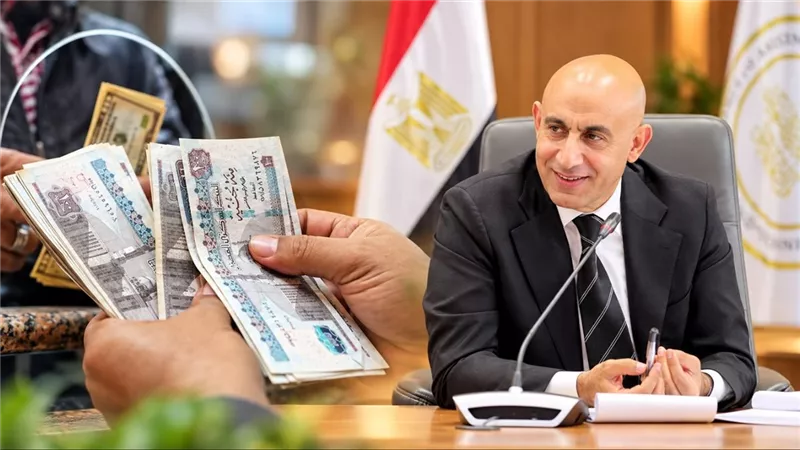 مرتبات أكتوبر 2026 للمعلمين.. هل يُصرف حافز 2100 جنيه مع الراتب أم منفصلًا؟