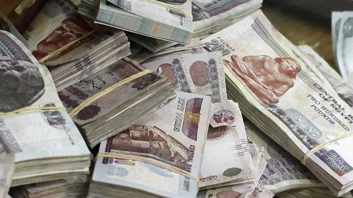 رويترز: 13 محللًا يرجحون تثبيت الفائدة وخفضها قد يتأخر إلى 2027