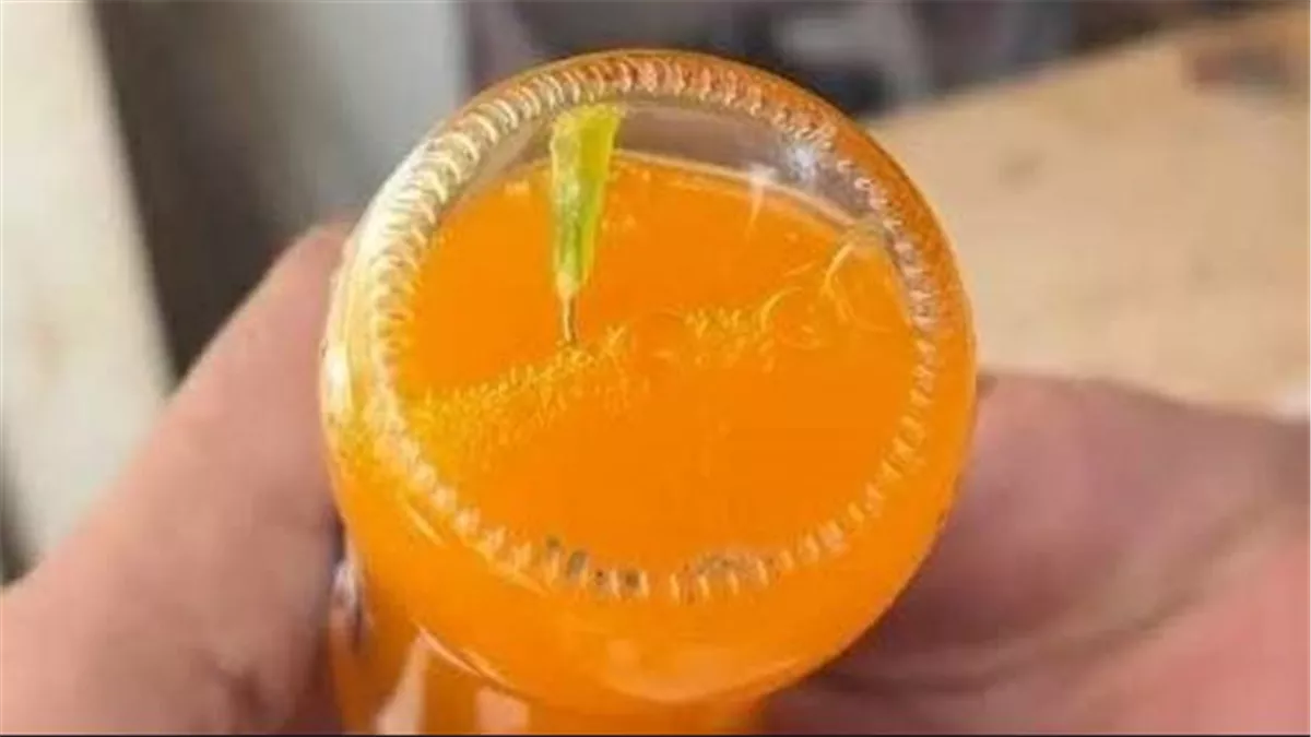 سرنجة داخل علبة عصير  