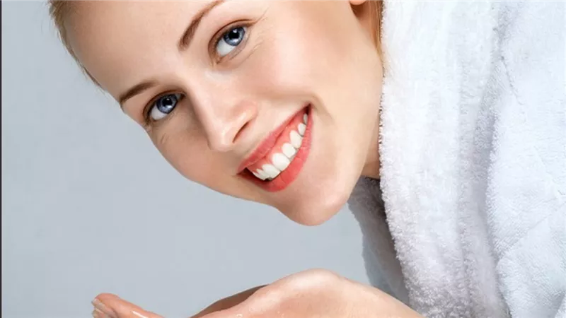 بهذه الخطوات يمكنك علاج مشكلة المسام الواسعة بالجلد